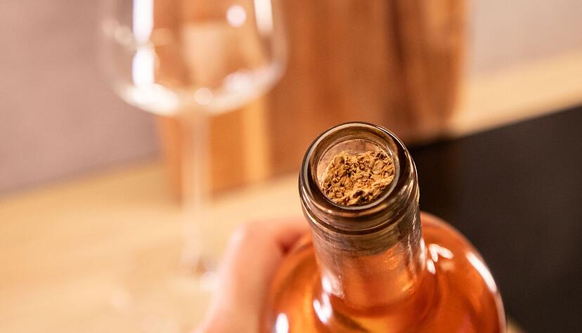 Fazit: Ein Rest des Korkens bleibt im Flaschenhals stecken.