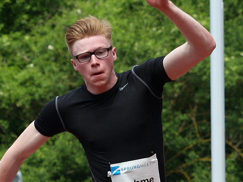 Mit Bestleistung von 15,79 Meter und der Silbermedaille im Dreisprung &uuml;berrascht der Student bei den deutschen Meisterschaften in N&uuml;rnberg. Der s&uuml;ddeutsche Titeltr&auml;ger aus Eppingen trainiert noch immer mehrmals die Woche beim TVE unter Peter Bergdolt.
