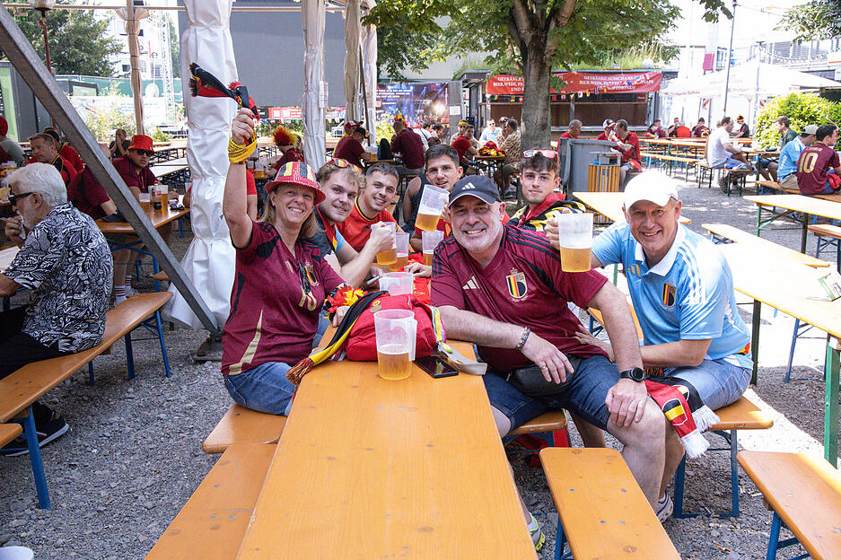7aIMG: 0485716 Tausende belgische Fans feiern in Stuttgarts Biergärten und Fanzonen vor dem Spiel gegen die Ukraine..Baden-Württemberg,  Stuttgart, Deutschland Fotograf: 7aktuell.de/ Werner 7aID:38000