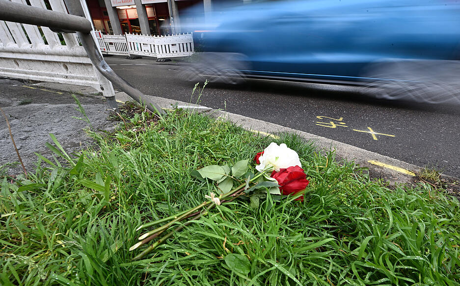 Blumen liegen an der Unfallstelle in Stuttgart: Ein Fahrer eines Geländewagens war am Vortag an dieser Stelle in eine Menschengruppe gefahren.