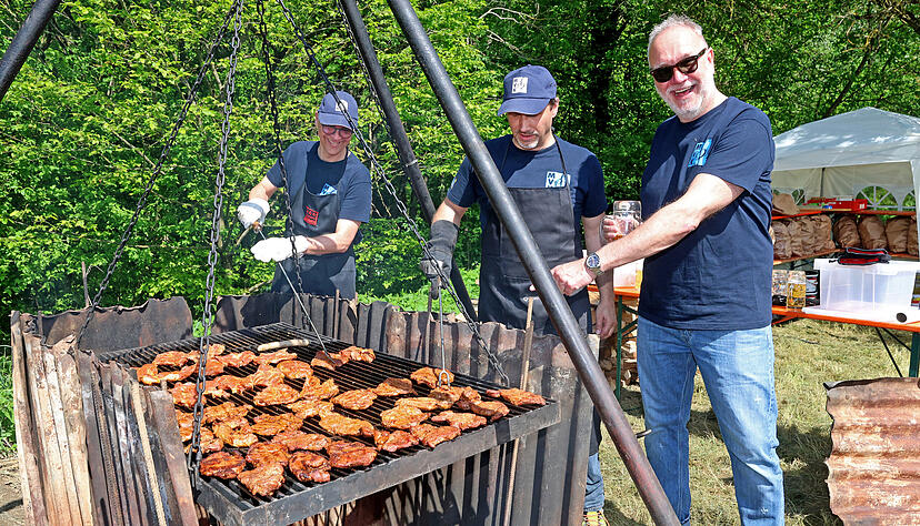 Himmelfahrt heißt auch Vatertag. Vielerorts sind Vereinsfeste angesagt wie hier beim Kirchhausener Waldfest mit Volker Knobloch, Steffen Pommerening, Heiko Walter. Himmelfahrt heißt auch Vatertag. Vielerorts sind Vereinsfeste angesagt wie hier beim Kirchhausener Waldfest mit Volker Knobloch, Steffen Pommerening, Heiko Walter.
