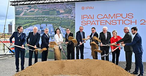 Begleitet von viel Prominenz griff Bundeskanzler Friedrich Merz (Mitte) am Dienstag auf dem Heilbronner Ipai-Gelände zum Spaten.