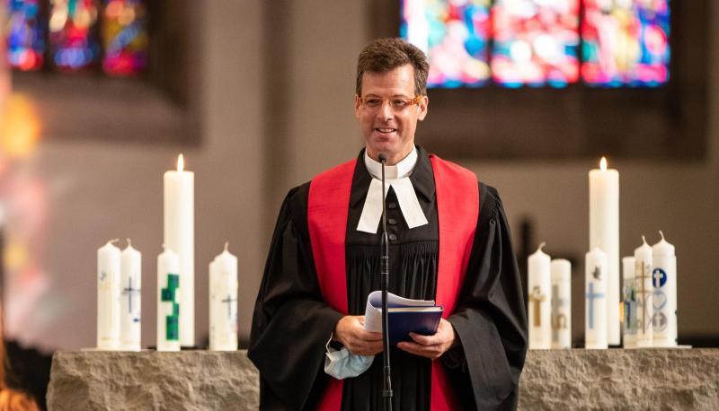 Pfarrer Matthias Vosseler leitet eine Konfirmation in der Stuttgarter Stiftskirche.