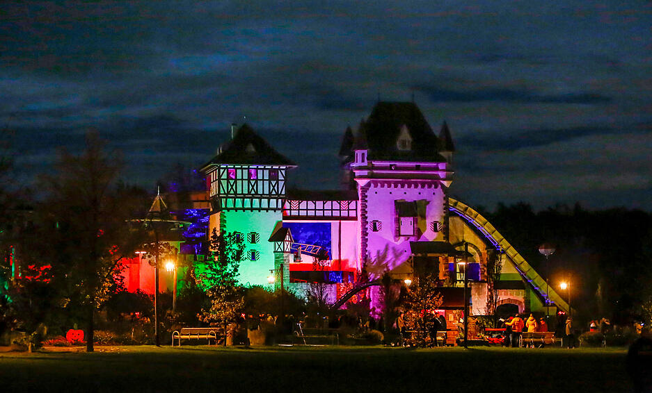 Die Burg "Rauhe Klinge" wird bei der Altweibernacht bunt in Szene gesetzt.