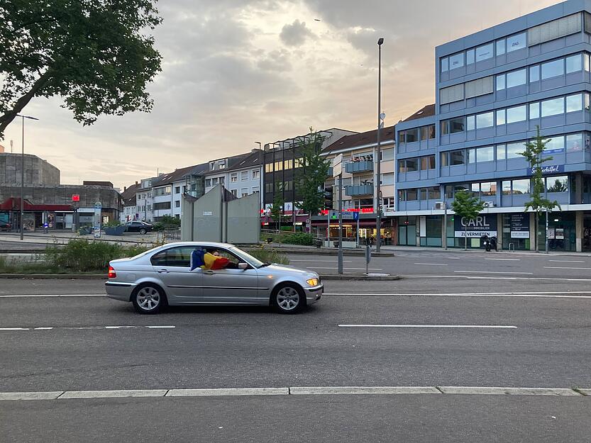 Rumänische Fans feiern mit Autokorso.