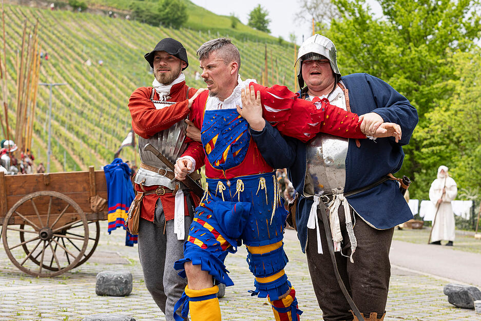 Graf Ludwig von Helfenstein (Daniel Dorn) ist seiner Rüstung entledigt. Das Spießgericht hat den von den Bauern verhassten Burgvogt verurteilt. Er findet seinen Tod beim Spießrutenlauf.