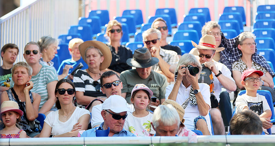 Begeistertes Publikum feuert die jungen Athleten bei jedem Versuch an