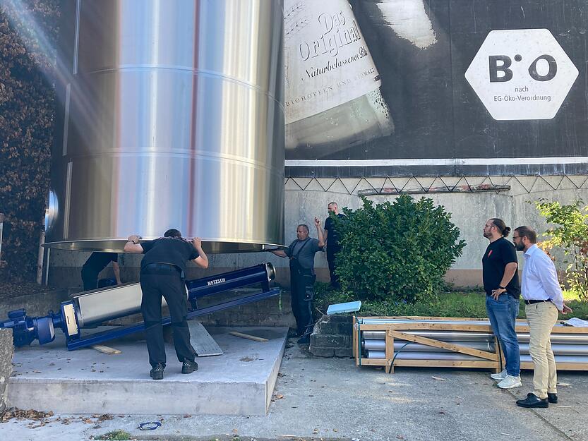 Größenvergleich: Die Monteure sehen neben dem neuen Treber-Silo eher klein aus.
