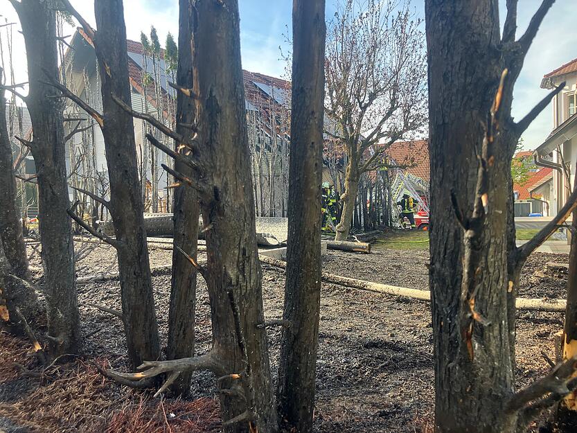 Das Feuer breitete sich rasch aus und erfasste eine angrenzende Gartenhütte, ein Wohnhaus sowie zwei benachbarte Garagen.