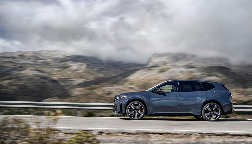 Platz da: Im 4,78 Meter langen BMW iX3 kommen Passagiere und Gep&auml;ck auf ihre Kosten.