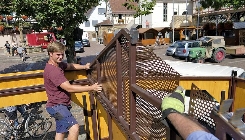 Wenn das Weinfest naht, sind die M&auml;nner Erlenbachs im Aufbau-Einsatz. Hier legt Felix Schropp beim neuen Stand der Feuerwehr Hand an.
Foto: Dennis Mugler