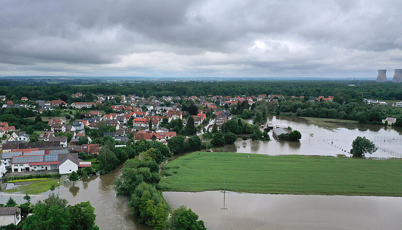 Wiesen und Ackerflächen sind vom Hochwasser überflutet. Seit Tagen kämpfen die Helfer in Bayern und Baden-Württemberg gegen die Flut und ihre Folgen.