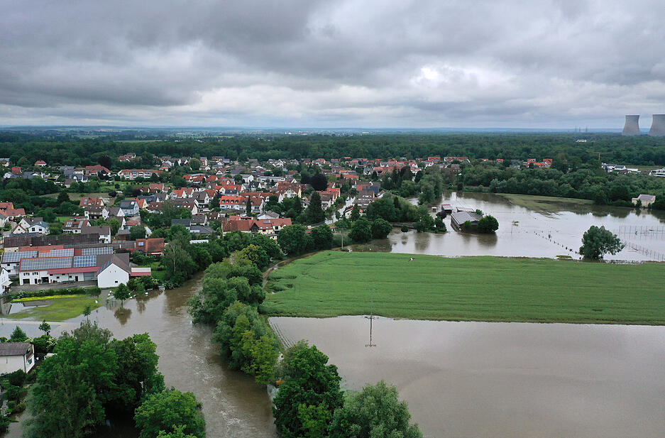 Wiesen und Ackerflächen sind vom Hochwasser überflutet. Seit Tagen kämpfen die Helfer in Bayern und Baden-Württemberg gegen die Flut und ihre Folgen.