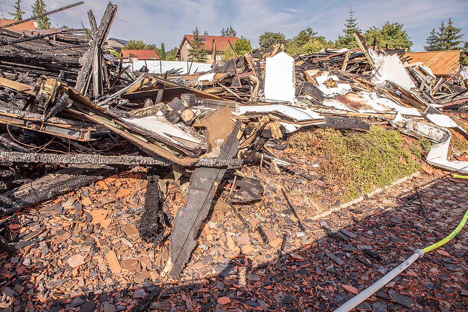 Die Kirche war am Samstagabend aus ungeklärter Ursache komplett niedergebrannt.