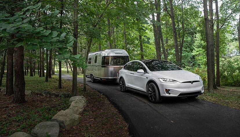 Auch die bekannte US-Marke Airstream beschäftigt sich mit elektrisch angetriebenen Wohnanhängern.