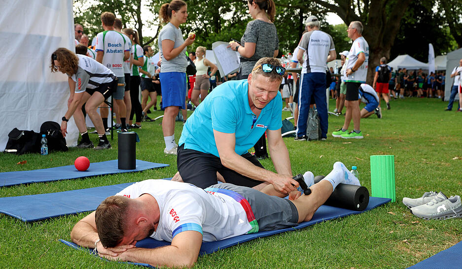 Muskeln lockern: Einige Teilnehmer gönnen sich vor dem Stimme-Firmenlauf eine Massage. Muskeln lockern: Einige Teilnehmer gönnen sich vor dem Stimme-Firmenlauf eine Massage.