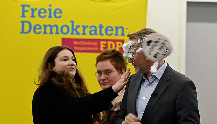 Der FDP-Vorsitzende Christian Lindner bekommt bei einem Wahlkampfauftritt in Greifswald Schaum ins Gesicht.