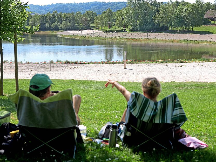 Sonnenbaden erlaubt, baden nicht: Im Mai 2022 war der See erst zu 60 Prozent wieder gefüllt, nachdem der Schieber im Oktober 2021 geschlossen wurde.