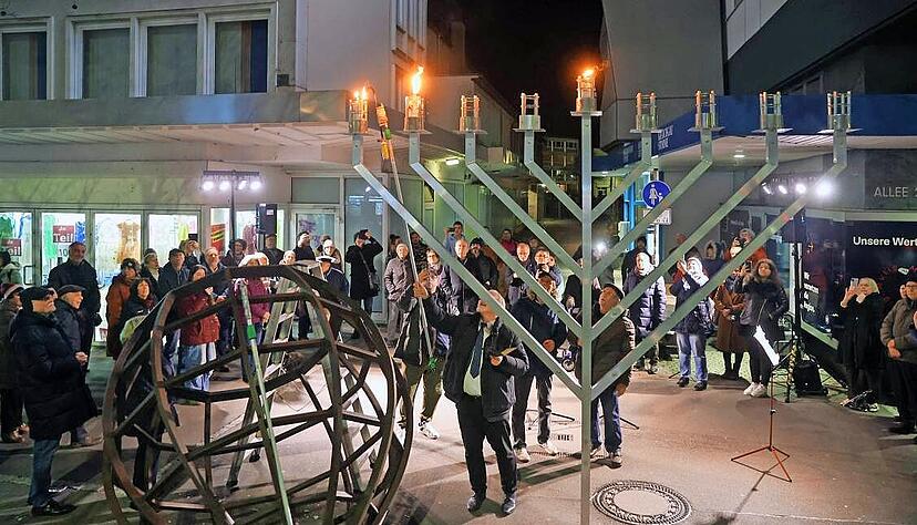 Chanukka-Feier an der Heilbronner Allee: Rabbiner Mark Pavlovsky entzündet am Montagabend die ersten Lichter des vier Meter großen Leuchters. Chanukka-Feier an der Heilbronner Allee: Rabbiner Mark Pavlovsky entzündet am Montagabend die ersten Lichter des vier Meter großen Leuchters.