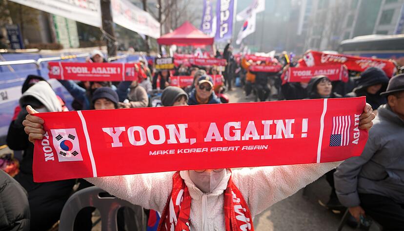 Insbesondere bei vielen &auml;lteren S&uuml;dkoreanern genie&szlig;t Ex-Pr&auml;sident Yoon Suk Yeol nach wie vor hohe Beliebtheit.