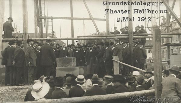 Zusammengestellt von Archiv und Dokumentation der Heilbronner Stimme

Feierlich legt Oberbürgermeister Paul Göbel am 9. Mai 1912 den Grundstein für das erste Stadttheater in Heilbronn.
