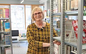 Elvira G&auml;rtner arbeitet seit 33 Jahren in der Stadtb&uuml;cherei, die sich im Gundelsheimer Rathaus befindet. &Uuml;ber 12.000 B&uuml;cher, Zeitschriften, CDs und DVDs k&ouml;nnen dort ausgeliehen werden. Foto: Michael Schwarz