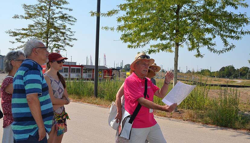 Reinhold Schmidt zeigt den Teilnehmern mit einem Plan, wie der Neckarbogen mal aussehen könnte.
Foto: Stefanie Pfäffle Reinhold Schmidt zeigt den Teilnehmern mit einem Plan, wie der Neckarbogen mal aussehen könnte.
Foto: Stefanie Pfäffle