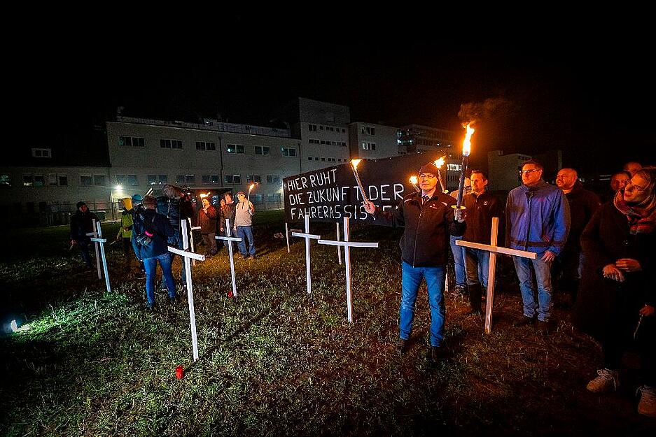 Die Wochenarbeitszeit für 10.000 Beschäftigte wird gekürzt, Stellen abgebaut.