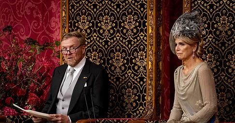König Willem-Alexander verliest mit Königin Maxima an seiner Seite die Thronrede.