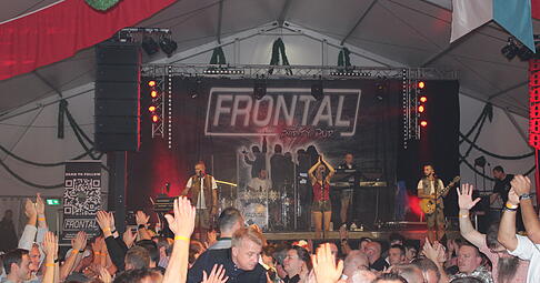 Hoch die Hände: Schon beim zweiten Song der Partyband Frontal – Party Pur feierten die Menschen und standen kurze Zeit später auf den Bänken.