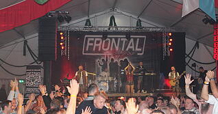 Hoch die Hände: Schon beim zweiten Song der Partyband Frontal – Party Pur feierten die Menschen und standen kurze Zeit später auf den Bänken.