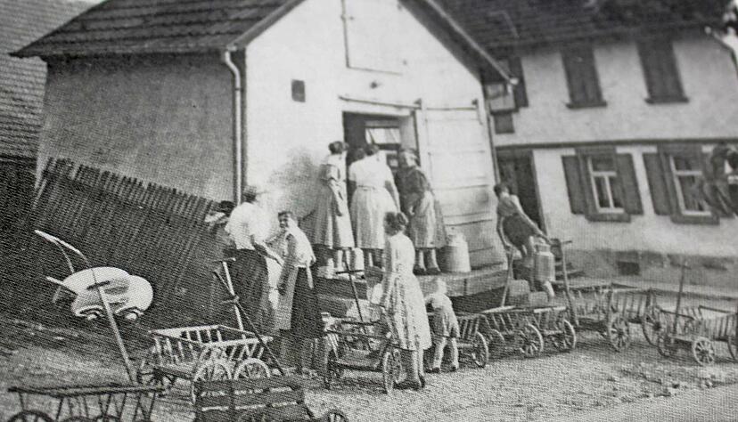 Die Wartezeit vor dem Milchhäusle verbrachte man mit dem Austausch der neuesten Geschichten. Eine der Frauen davon ist Gretel.
Foto: privat