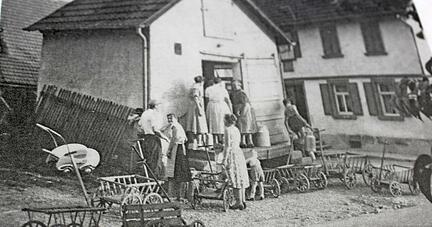 Die Wartezeit vor dem Milchhäusle verbrachte man mit dem Austausch der neuesten Geschichten. Eine der Frauen davon ist Gretel.
Foto: privat