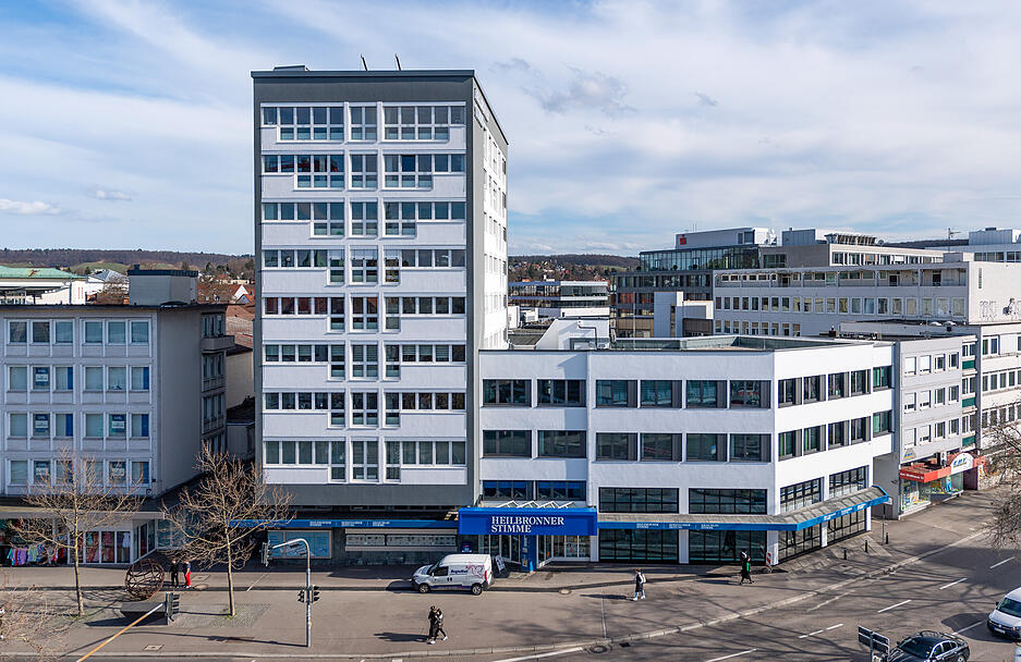 Der Flachbau des Verlagsgebäudes erhält im Jahr 2022 eine energetische Sanierung und neue Fenster.