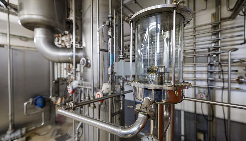 In solch einem Schauglas an der Entalkoholisierungsanlage wird der Alkohol-Pegel abgelesen. In solch einem Schauglas an der Entalkoholisierungsanlage wird der Alkohol-Pegel abgelesen.