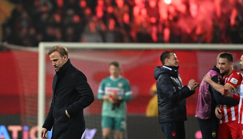 Nach der 1:5-Niederlage des VfB Stuttgart in Belgrad findet Trainer Sebastian Hoeneß deutliche Worte. Nach der 1:5-Niederlage des VfB Stuttgart in Belgrad findet Trainer Sebastian Hoeneß deutliche Worte.