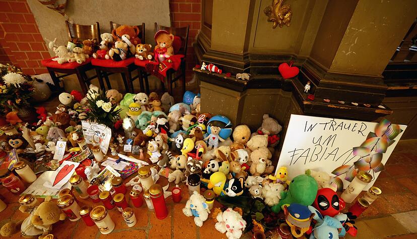 Vier Wochen nach dem gewaltsamen Tod des achtjährigen Fabians gibt es eine Tatverdächtige. (Archivbild) Vier Wochen nach dem gewaltsamen Tod des achtjährigen Fabians gibt es eine Tatverdächtige. (Archivbild)