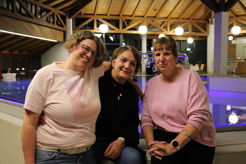 Mit Kleidung im Solebad: Zur Eröffnung sind die Gäste ausnahmsweise nicht in Badeanzug und Badehose gekommen. Mit Kleidung im Solebad: Zur Eröffnung sind die Gäste ausnahmsweise nicht in Badeanzug und Badehose gekommen.