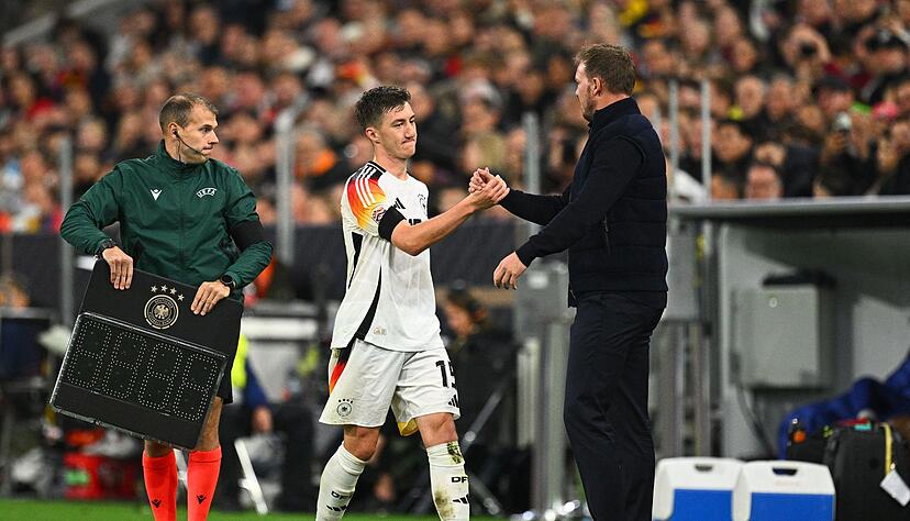 Bundestrainer Nagelsmann (r) verzichtete zuletzt auf Mittelfeldspieler Stiller. F&uuml;r die WM hat der VfB-Profi dennoch gute Chancen.