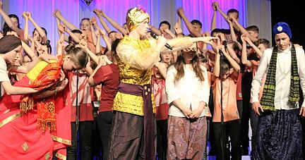 Was Barmherzigkeit gegenüber der Rosenverkäuferin bedeutet, müssen Shanila (links) und Djamil vom Maharadscha (Silvio Weber) noch lernen.
Foto: Renate Väisänen
