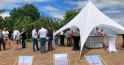 Wo jetzt die Liegestühle stehen, richten sich in vier Wochen die Module zur Sonne aus. In Bretzfeld entstehen aktuell zwei Freiflächen-Photovoltaikanlgen.
Fotos: Yvonne Tscherwitschke