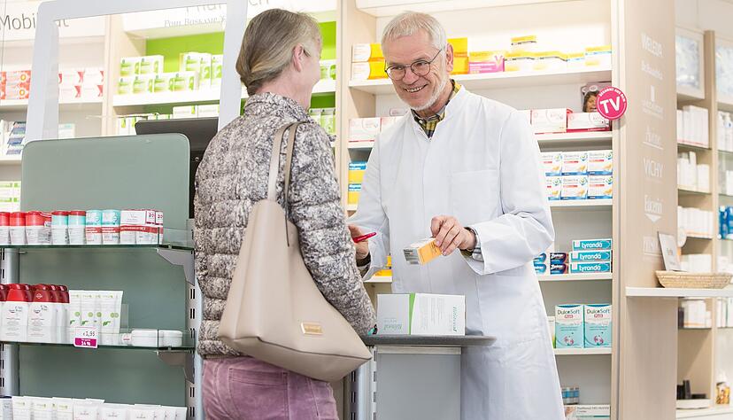 Dr. Marcus Plehn berät Birgit Reichelt bei einem Medikament. Die individuelle Beratung und der Kundenkontakt zeichnet Präsenzapotheken wie die Heuss-Apotheke in Brackenheim aus. Die Betriebe haben es oft schwer. Dr. Marcus Plehn berät Birgit Reichelt bei einem Medikament. Die individuelle Beratung und der Kundenkontakt zeichnet Präsenzapotheken wie die Heuss-Apotheke in Brackenheim aus. Die Betriebe haben es oft schwer.