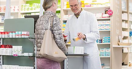 Dr. Marcus Plehn berät Birgit Reichelt bei einem Medikament. Die individuelle Beratung und der Kundenkontakt zeichnet Präsenzapotheken wie die Heuss-Apotheke in Brackenheim aus. Die Betriebe haben es oft schwer.
Foto: Lina Bihr Dr. Marcus Plehn berät Birgit Reichelt bei einem Medikament. Die individuelle Beratung und der Kundenkontakt zeichnet Präsenzapotheken wie die Heuss-Apotheke in Brackenheim aus. Die Betriebe haben es oft schwer.
Foto: Lina Bihr