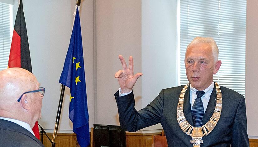 Herbert Tabler (links) verpflichtete als dienst&auml;ltester Stadtrat Harry Mergel in seine zweite, achtj&auml;hrige Amtszeit als Oberb&uuml;rgermeister von Heilbronn.