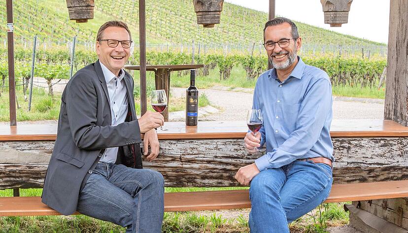 Ein Glas Lemberger auf die neue Ausgabe von "Natur und Wein": B&uuml;rgermeister Thomas Csaszar (links) und J&uuml;rgen Conz vom Weinkabinett Brackenheim.
Foto: Helmut Melchert
