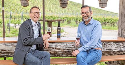 Ein Glas Lemberger auf die neue Ausgabe von "Natur und Wein": Bürgermeister Thomas Csaszar (links) und Jürgen Conz vom Weinkabinett Brackenheim.
Foto: Helmut Melchert Ein Glas Lemberger auf die neue Ausgabe von "Natur und Wein": Bürgermeister Thomas Csaszar (links) und Jürgen Conz vom Weinkabinett Brackenheim.
Foto: Helmut Melchert