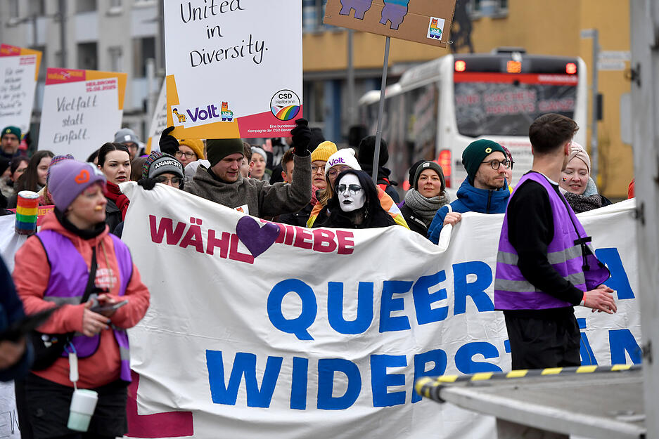 In Heilbronn findet am Samstag eine CSD-Demo für Vielfalt und Toleranz statt. Die Aktion ist Teil der bundesweiten Kampagne „Wähle Liebe“ vor der Bundestagswahl. Der Demozug machte sich von der Theresienwiese auf den Weg in die Innenstadt. In Heilbronn findet am Samstag eine CSD-Demo für Vielfalt und Toleranz statt. Die Aktion ist Teil der bundesweiten Kampagne „Wähle Liebe“ vor der Bundestagswahl. Der Demozug machte sich von der Theresienwiese auf den Weg in die Innenstadt.