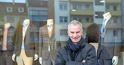 Peter Katz vor seinem einstiegen Geschäft für Herrenmode in der Kilianstraße. Heute lebt der 67-Jährige auf Sri Lanka. Einmal im Jahr besucht er Heilbronn.  
Foto: Andreas Veigel