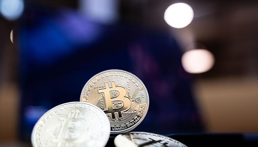 Bitcoin ist eine dezentrale digitale W&auml;hrung, die ohne eine Zentralbank oder einen Verwalter auskommt.