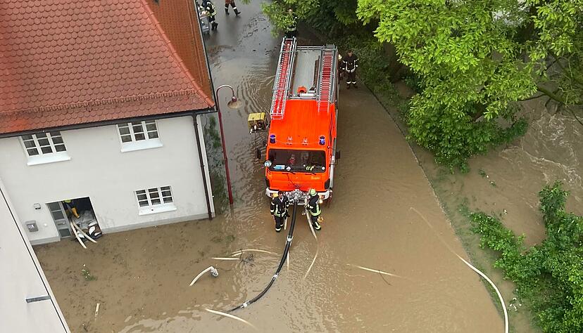 Hunderte Feuerwehrleute waren Anfang Juni im Einsatz – wie hier in Künzelsau-Morsbach bei Erhard Demuth.